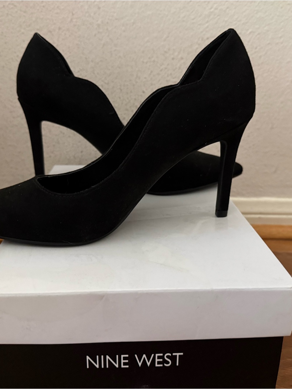 Nine West Black Scalloped-Edge Pointed Toe Heels